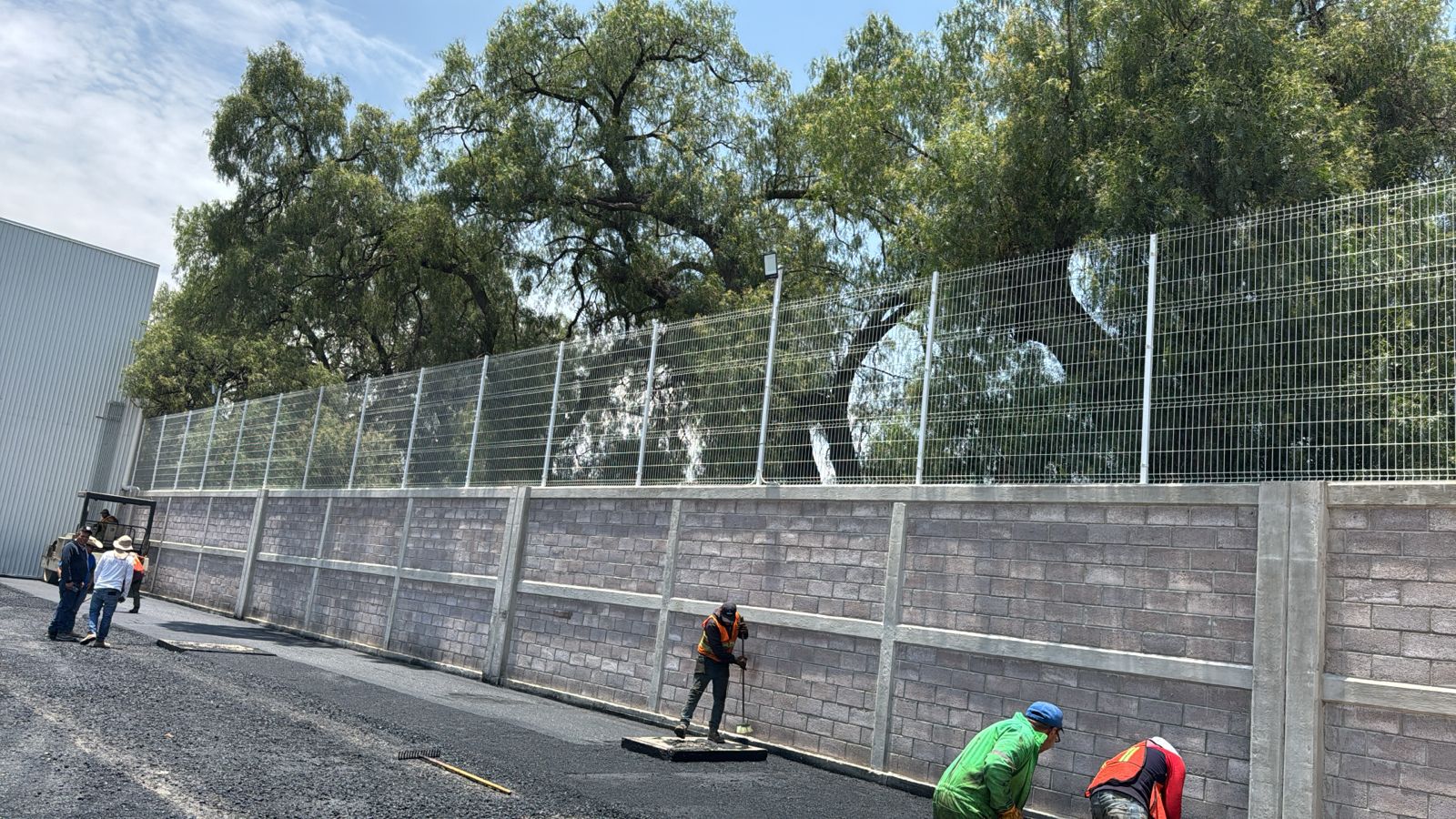 Instalación de malla eléctrica residencial con postes de acero